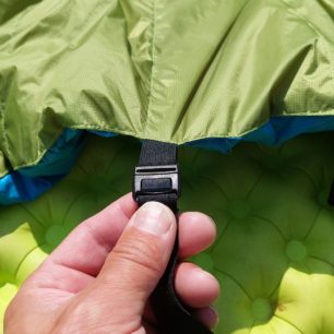 Kvalitní ploché a pevné spony pro fixaci spacáku KWAK TOPQUILT ANURA A185 na izolační podložku