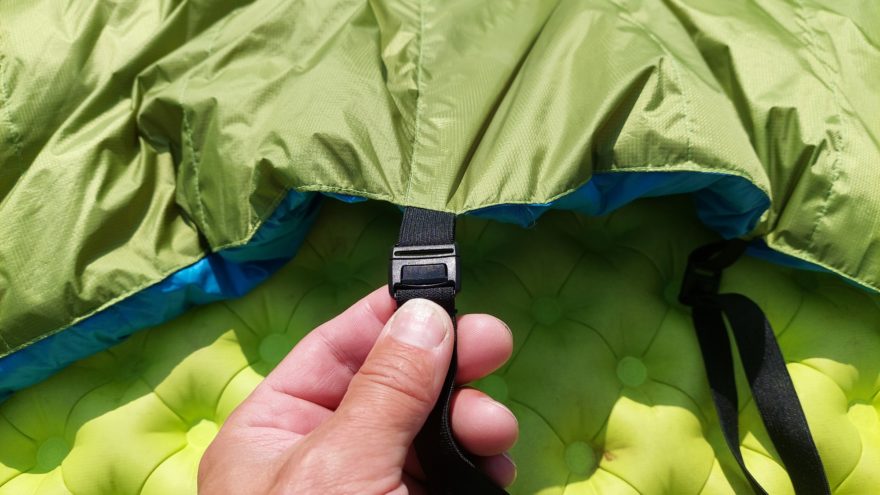 Kvalitní ploché a pevné spony pro fixaci spacáku KWAK TOPQUILT ANURA A185 na izolační podložku