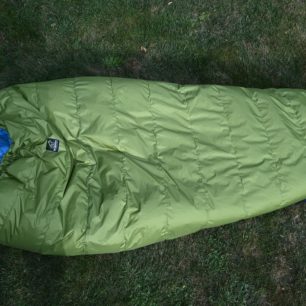 Pěkně naducaný spacák KWAK TOPQUILT ANURA A185 po vybalení s kompresního spacáku