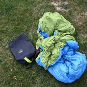 Po vybalení je spacák TOPQUILT ANURA A185 nevzhledný chuchvalec, ale za chvíli se krásně nafoukne jako duchna