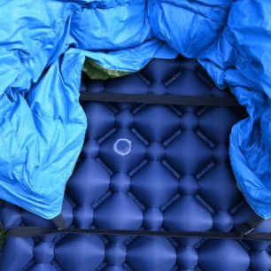 Pod sebou máte při spaní tyto dva elastické popruhy - TOPQUILT ANURA A185