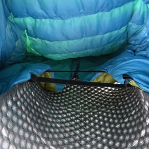 Pohled do nitra spacáku TOPQUILT ANURA A185 při použití s pěnovou karimatkou