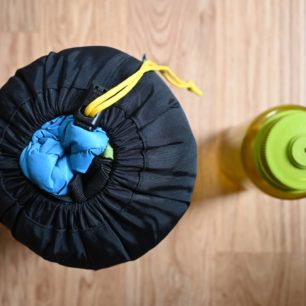 Spacák TOPQUILT ANURA A185 v porovnání s lahví Nalgen 1 litr