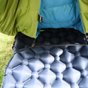 Tak tohle je vlastně princip a kouzlo fixace TOPQUILT ANURA A185 ke karimatce