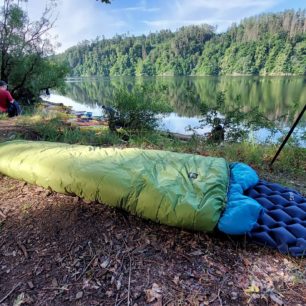 V případě vložení karimatky do spacáku malinko trpí jeho svrchní materiál - TOPQUILT ANURA A185