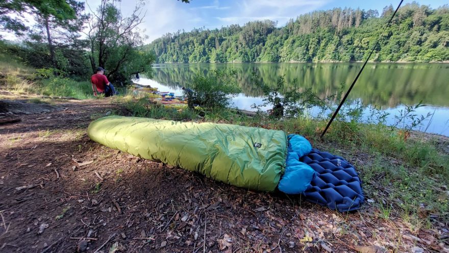 V případě vložení karimatky do spacáku malinko trpí jeho svrchní materiál - TOPQUILT ANURA A185