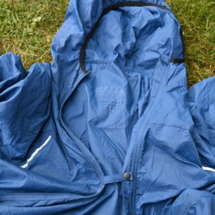 Sepnutá bunda drukem, reflexní prvky a ventilace na zádech bundy ZULU WINDTRAIL