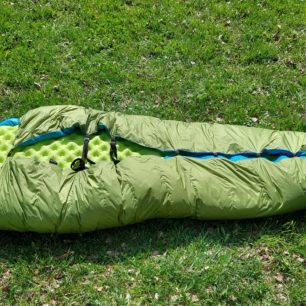 Záda spacáku KWAK TOPQUILT ANURA A185 s vloženou karimatkou do spacáku