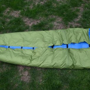 Zadní pohled na stažená záda spacáku KWAK TOPQUILT ANURA A185