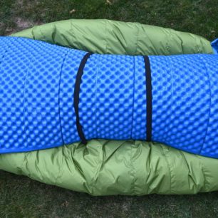 Zadní pohled na zafixovaný spacák KWAK TOPQUILT ANURA A185 s pěnovou karimatkou