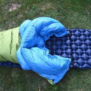 Ze spacáku je možno takto pohodlně vylézt i při absenci zipu - TOPQUILT ANURA A185