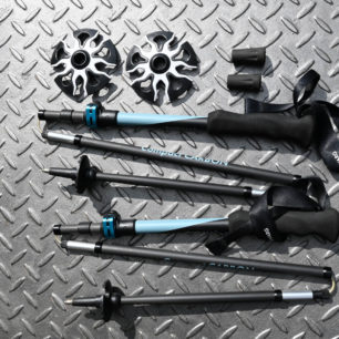 Obsah balení holí WARG COMPACT CARBON včetně špuntů a dvou párů talířků