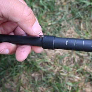 Pojitka by měla zaskočit do jednoho s výřezu na holích WARG COMPACT CARBON