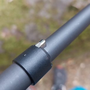 Při skládání holí je třeba zmáčknout tuto pojistku - WARG COMPACT CARBON