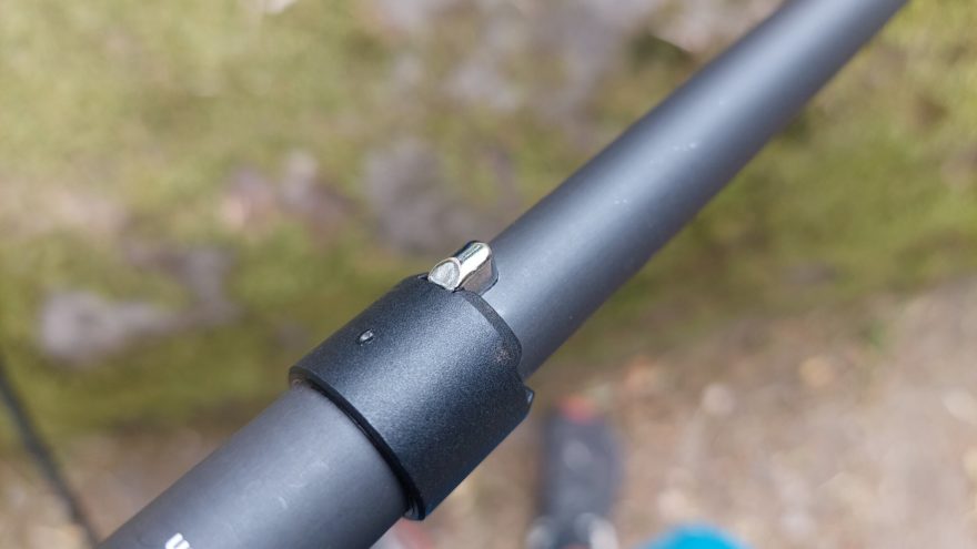 Při skládání holí je třeba zmáčknout tuto pojistku - WARG COMPACT CARBON