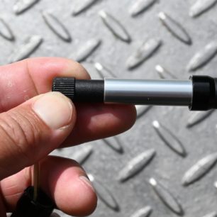 Tento plastový díl je opatřen závitem a slouží k doladění tuhosti holí WARG COMPACT CARBON