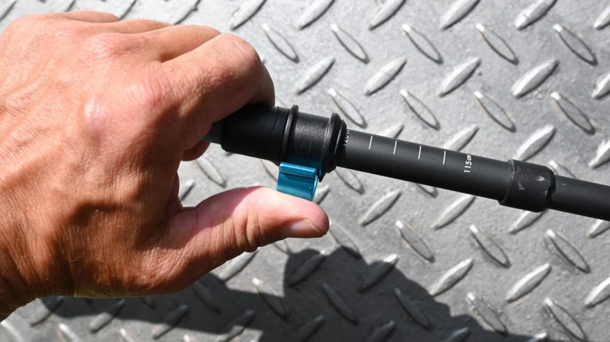 Zajištění požadované délky holí pomocí páky na horním díle holí WARG COMPACT CARBON