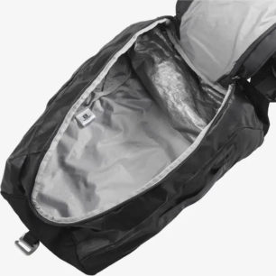 Do tašky se dostanete během několika sekund pomocí jednoduché kovové přezky a robustního zipu po celé přední části.