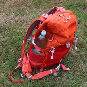 Využití boční kapsy Denali 25 pro 1,5 litrovou láhev