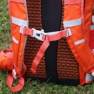 Zapnutý hrudní popruh Denali 25 s píšťalkou integrovanou do přezky