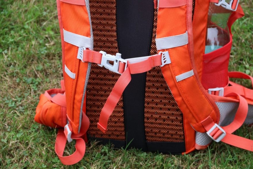 Zapnutý hrudní popruh Denali 25 s píšťalkou integrovanou do přezky