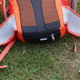 Zipem krytá spodní kapsa na pláštěnku u batohu Denali 25