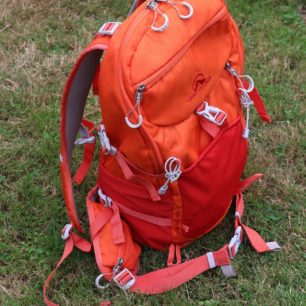 Zipy u batohu NF Denali 25 mají plastová zakončení pro snadnější manipulaci