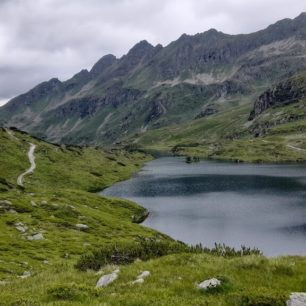 Průzračné jezero uprostřed Schladmingských Alp