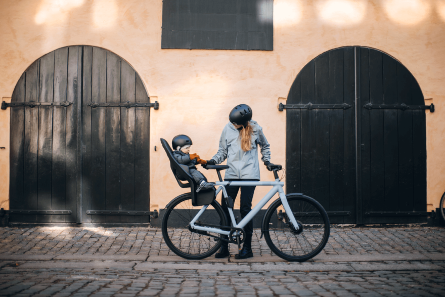 Dětské cyklosedačky vám a vašemu dítěti umožní užívat si každodenní společné vyjížďky na kole – bezpečně, snadno a stylově. Kolekce Thule Yepp 2 v prodeji od listopadu 2022.