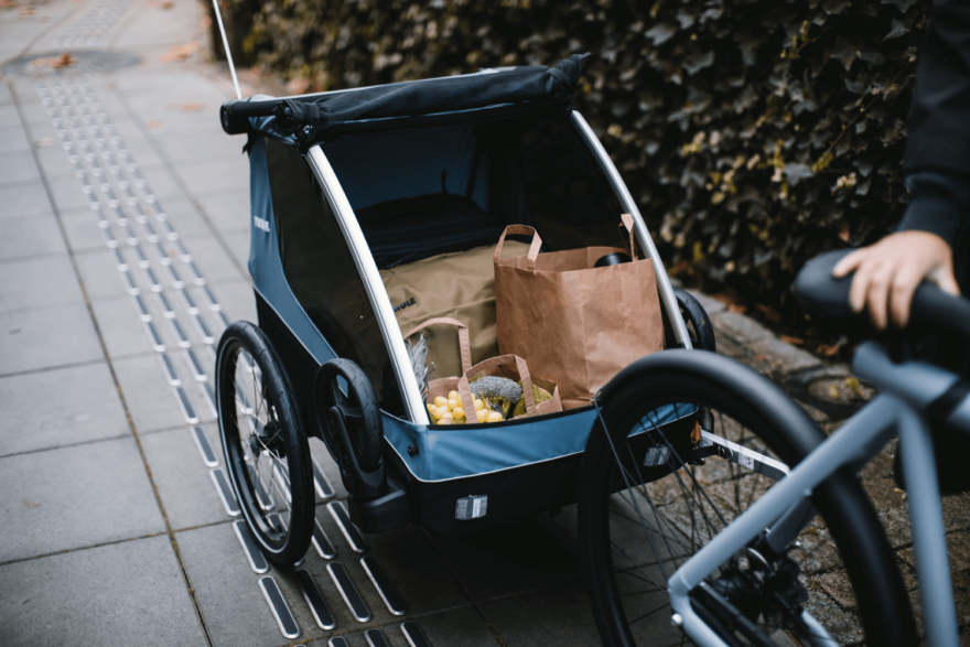 Do vozíku za kolo Thule Courier můžete naložit své potomky i výbavu a vyrazit kamkoli – bezpečný a pohodlný vozík pojme i dvě děti.