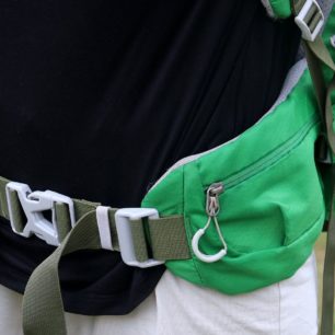 Stažení bederního popruhu pro standardní použití má za následek volné konce popruhu