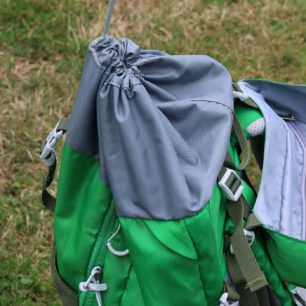 Úplné stažení prodloužení batohu v případě, že vnitřní objem není plně využitý