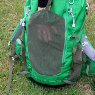 Velká vnější síťovaná kapsa v čele Northfinder Denali 40