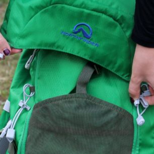 Zapínání víka batohu Northfinder Denali 40 pomocí dvou přezek