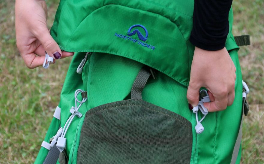 Zapínání víka batohu Northfinder Denali 40 pomocí dvou přezek