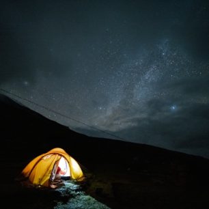 Nocování s krásným nebem s hvězdami při výstupu na Himlung Himal v Nepálu.