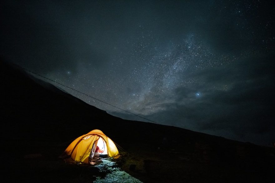 Nocování s krásným nebem s hvězdami při výstupu na Himlung Himal v Nepálu.