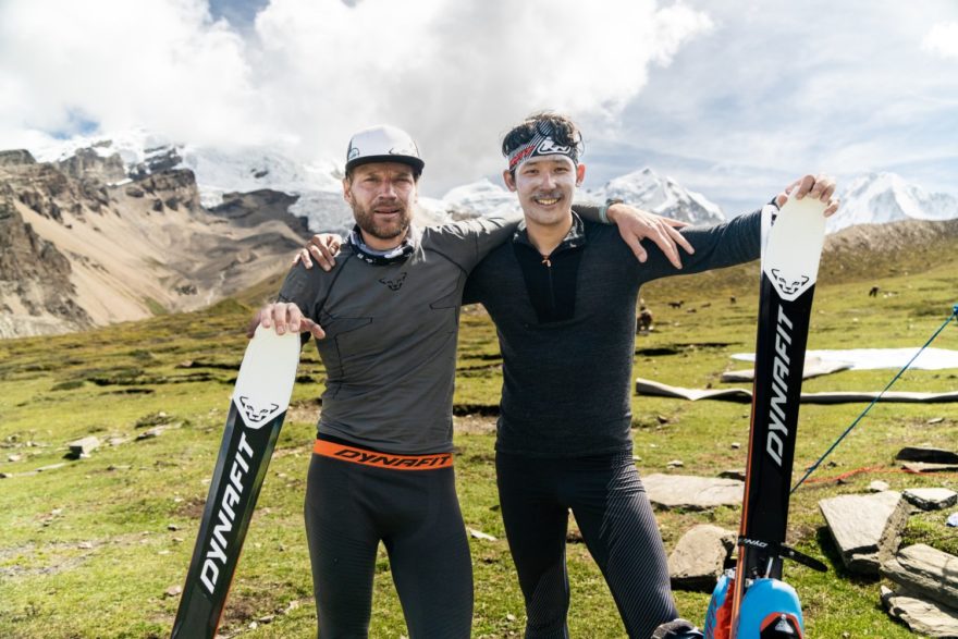 Benedikt „Bene“ Böhm a Prakash Sherpa při výstupu na vrchol Himlung Himal v Nepálu.