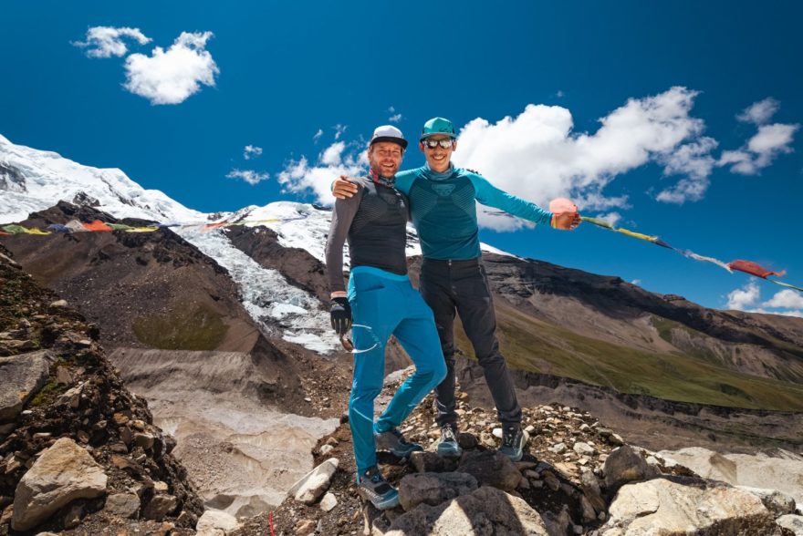 Benedikt „Bene“ Böhm a Prakash Sherpa při výstupu na vrchol Himlung Himal v Nepálu.