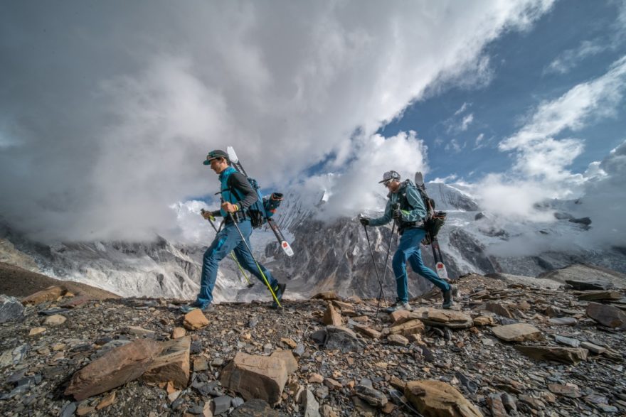 Benedikt „Bene“ Böhm a Prakash Sherpa při výstupu na vrchol Himlung Himal v Nepálu.