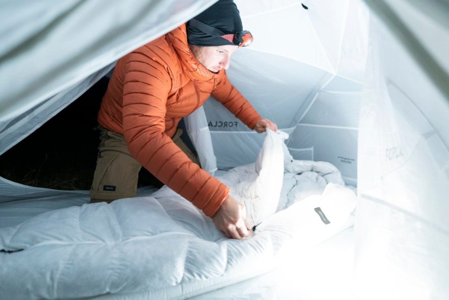 Třísezónní péřový spací pytel MT 900 Minimal Editions zahřeje spolehlivě i při teplotách kolem nuly.