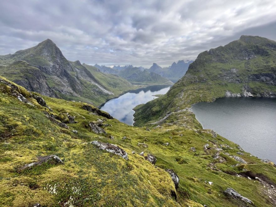 Trek míjí spoustu jezerních kaskád, zde mezi jezery Tennesvatnet a Forsfjorden, Lofoty, Norsko.