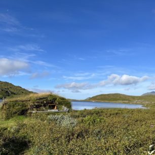 Přístupná boudička na přespání u jezera kousek od Leknes, Lofoty, Norsko.