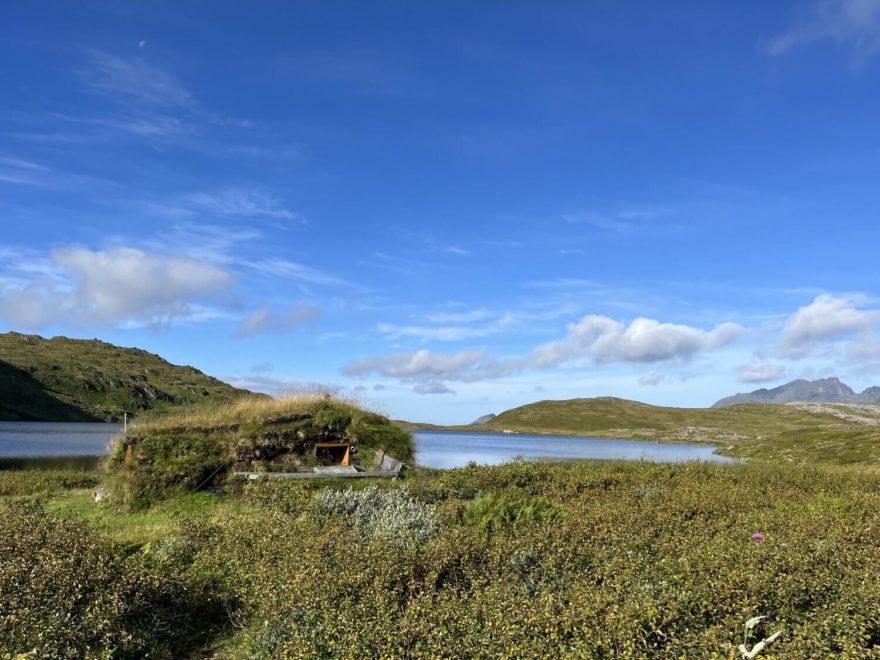 Přístupná boudička na přespání u jezera kousek od Leknes, Lofoty, Norsko.