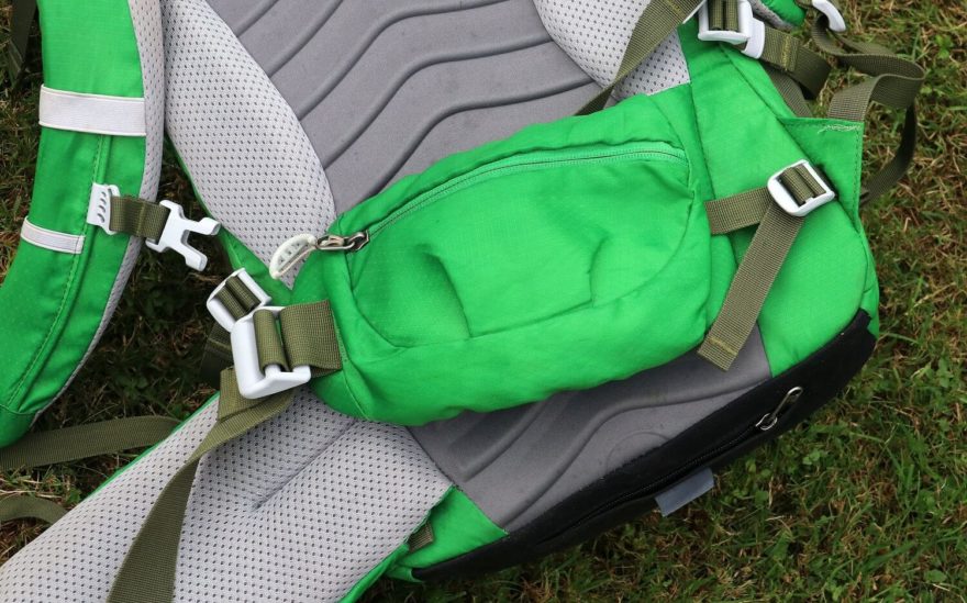 Rozměrné kapsy na bederáku Denali 40 pojmou vše, co se občas hodí mít po ruce