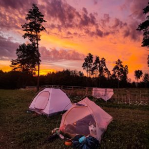 Spát každý den na jiném místě patří k dobrodružstvím dálkových treků, Lůca Kutrová na Stezce Českem.