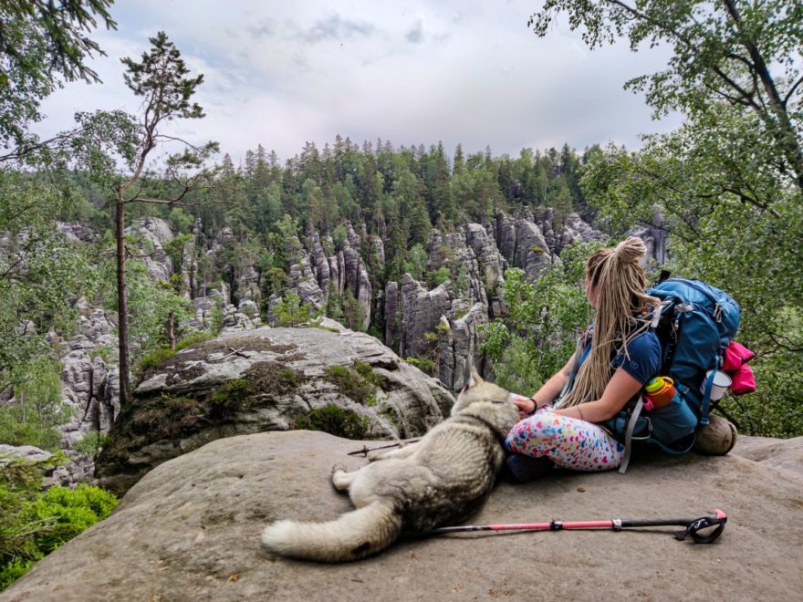Lůca Kutrová a čtyřnohý přítel Marvel na 2000 km dlouhé Stezce Českem, Broumovsko.