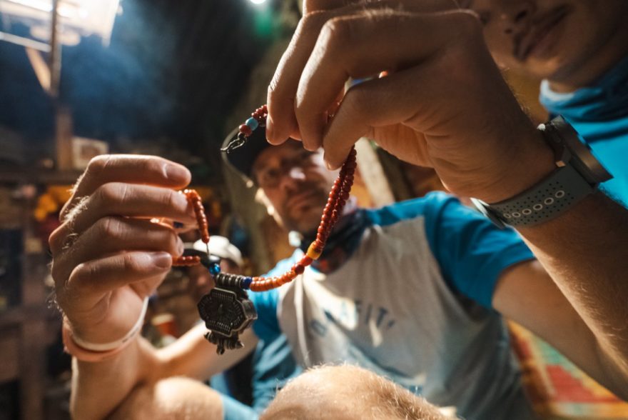 Prodej náramků je pro nepálské rodiny vítaným přilepšením.