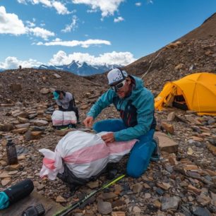 Oba horolezci nasbírali v C1 (5500 m) několik pytlů odpadků, aby upozornili na potřebu chránit přírodu.