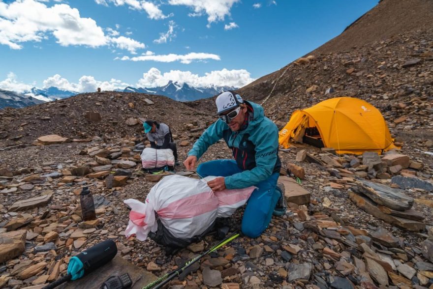 Oba horolezci nasbírali v C1 (5500 m) několik pytlů odpadků, aby upozornili na potřebu chránit přírodu.